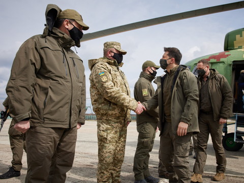 Guerre en Ukraine: Zelensky au front, Merkel réclame un retrait russe