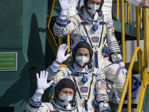Une fusée Soyouz dans l'espace, 60 ans après Gagarine