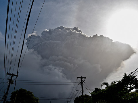 Le volcan situé sur l'île caribéenne entre en éruption