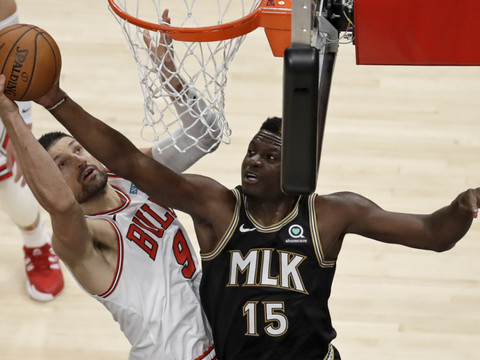 Capela brille face aux Bulls