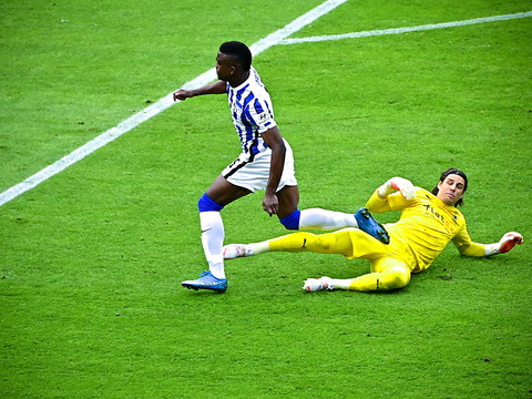 Le Bayern tenu en échec, Sommer voit rouge