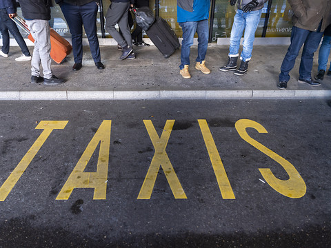 Les taxis français manifestent à la frontière avec la Suisse