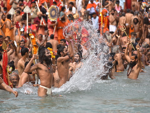 Inde: centaines de pèlerins de Kumbh Mela testés positifs au virus