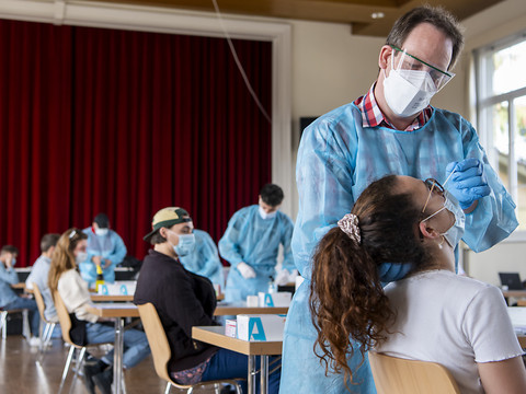 Nombre de cas de coronavirus à la hausse en une semaine en Suisse