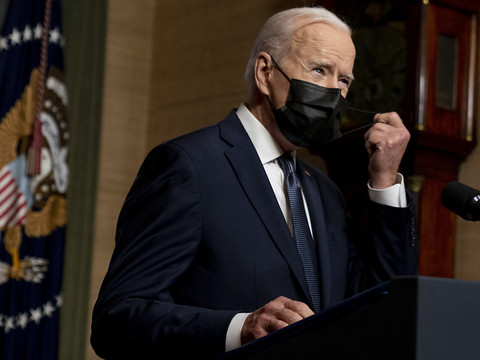 Biden sanctionne la Russie mais appelle Poutine à la 