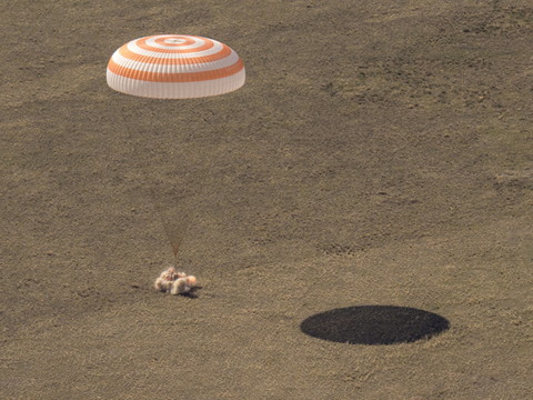 Retour sur terre de deux cosmonautes et une astronaute