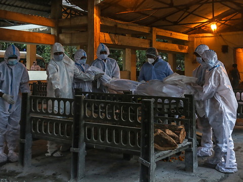 Plus de 3 millions de morts dans le monde, course à la vaccination