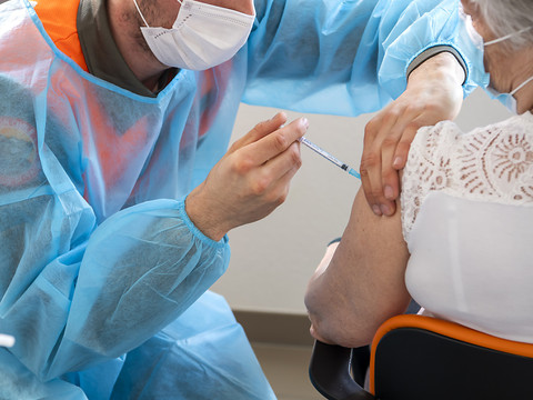 Une majorité des Suisses est en faveur de privilèges pour les vaccinés