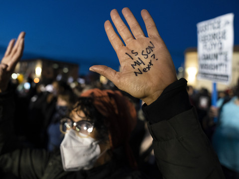 Septième soirée de manifestations près de Minneapolis