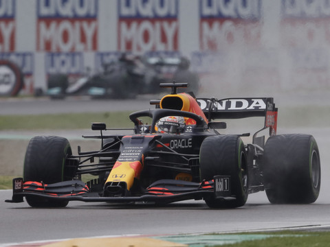Verstappen remporte une course mouvementée