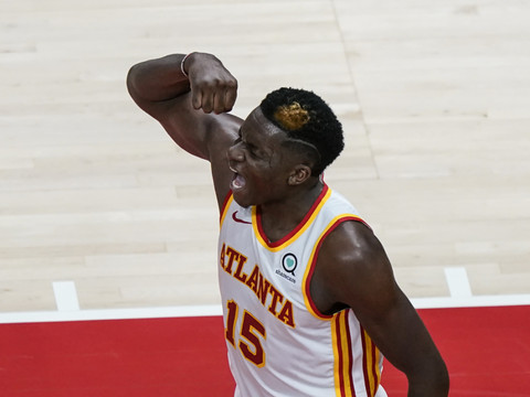 Capela et les Hawks dominent les Pacers