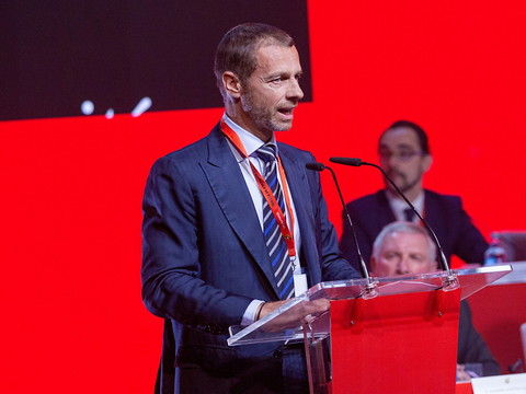 L'UEFA fustige 