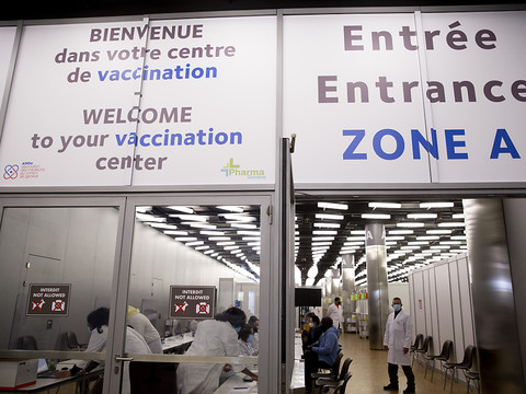 Un centre de vaccination géant ouvre ses portes à Palexpo