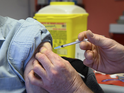 La vaccination se poursuit malgré les retards dans les livraisons