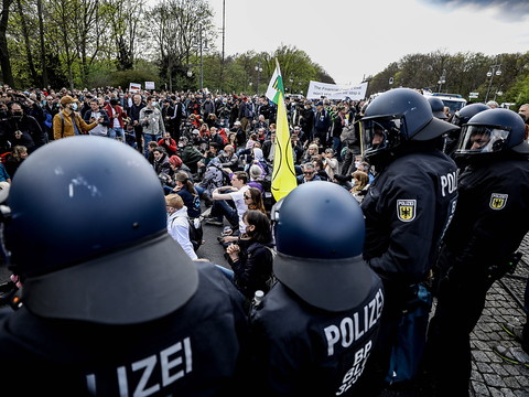 Le Bundestag adopte une ligne dure, provoquant des heurts