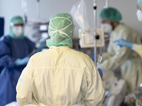 Nombre de cas de coronavirus stable en une semaine en Suisse