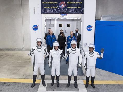 Quatre astronautes de retour sur Terre à bord d'une capsule de