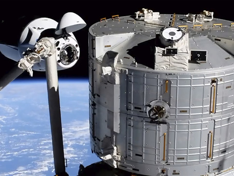 La capsule Crew Dragon amène de nouveaux astronautes sur l'ISS