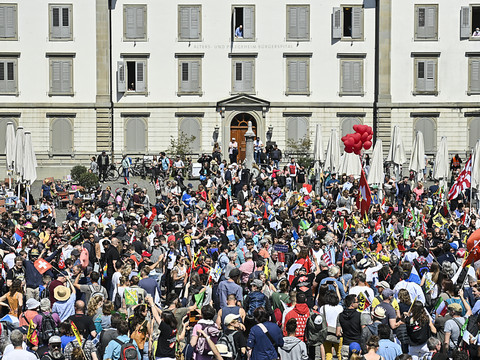 Forte participation à la manifestation interdite à Rapperswil (SG)