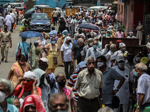 Aide internationale pour l'Inde, prudent relâchement en Europe