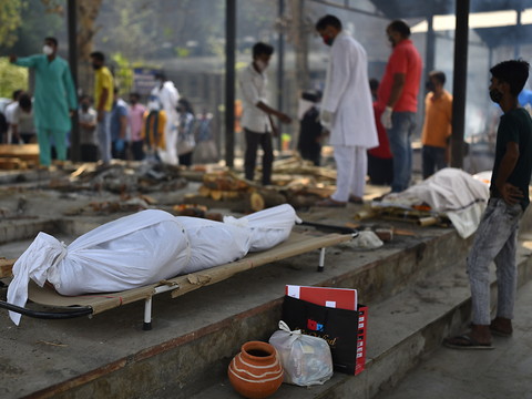 Inde: des corps incinérés sur un parking de Delhi