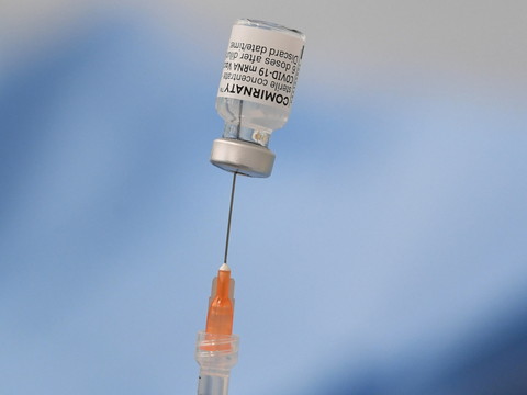 Une dose de vaccin réduit de presque 50% la transmission