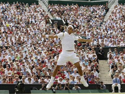 Federer met d'anciennes tenues aux enchères pour la bonne cause