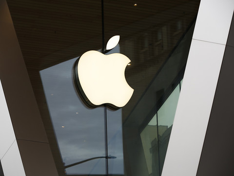 Porté par les ventes d'iPhone, Apple double son profit trimestriel