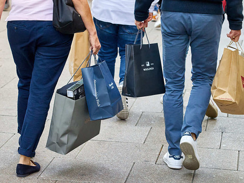 Le commerce de détail progresse fortement en mars