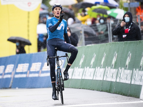 Marc Soler fait coup double sous la pluie, Stefan Küng tombe