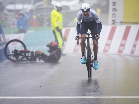 Michael Woods gagne dans le froid, Thomas tombe devant la ligne