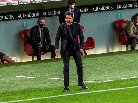 L'Atlético maîtrise Elche et reste leader