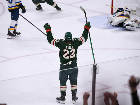 Fiala offre la victoire au Wild