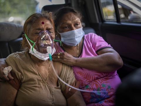 L'aide internationale afflue en Inde, record de morts