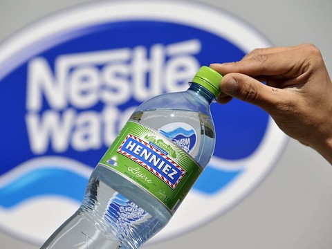 Nestlé: la marque Henniez réduit ses émissions carbone