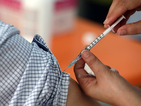Vaccins: un quart des Européens ont reçu au moins une dose