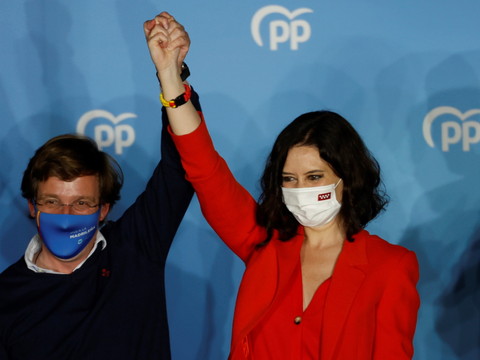 La droite triomphe aux régionales à Madrid, revers pour Sánchez