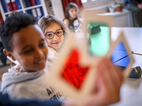 Avec son Photomobile, le musée de l'Elysée amène la photo à l'école