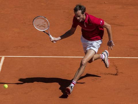 1re victoire sur terre battue depuis 2019 pour Medvedev