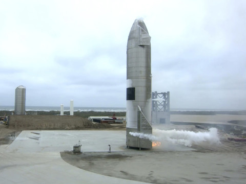 Après quatre explosions, la fusée Starship réussit son atterrissage