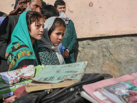 Les Afghans enterrent les victimes de l'attentat contre une école