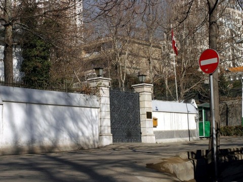 Diplomate suisse sous influence de médicaments avant sa chute