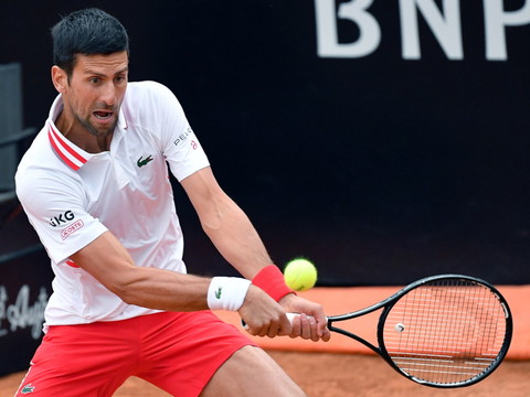 Djokovic remporte la bataille contre la pluie et Fritz