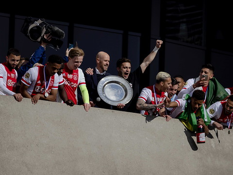 L'Ajax fait fondre son trophée et le distribue à ses abonnés