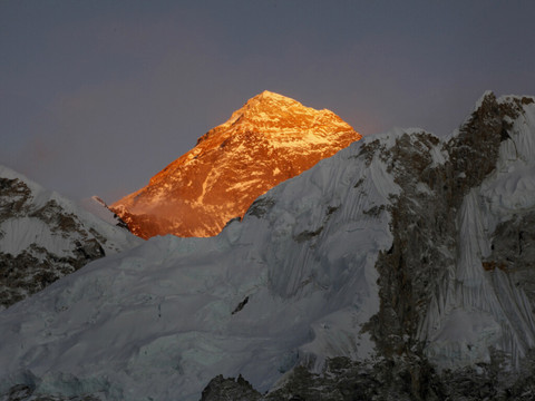 Everest: décès de deux alpinistes étrangers, dont un Suisse