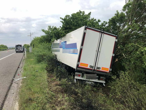 Un camion sort de l'autoroute entre Payerne et Avenches (VD)
