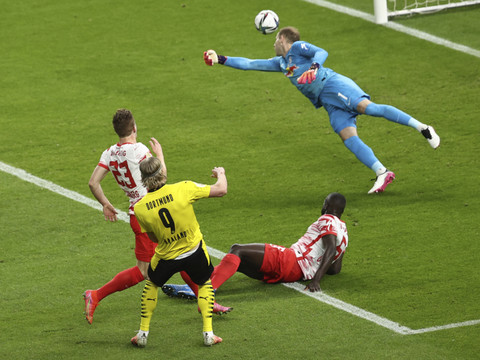 Borussia Dortmund domine Leipzig en finale de la Coupe d'Allemagne
