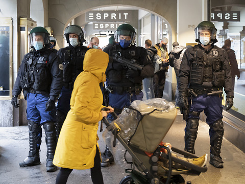 La police empêche une manifestation anti-masques à Berne