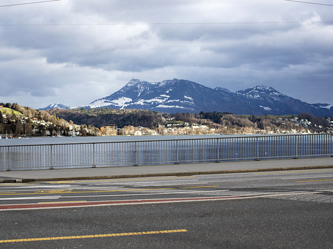 Un bateau fait marche arrière et heurte le pont Seebrücke à Lucerne