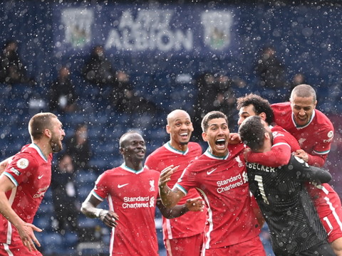 Alisson héros improbable de Liverpool, Tottenham s'accroche